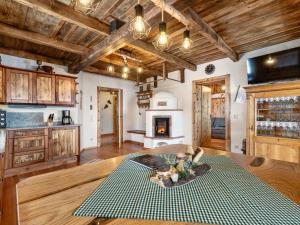 Kuchyň nebo kuchyňský kout v ubytování Chalet Heregger Hütte by Interhome