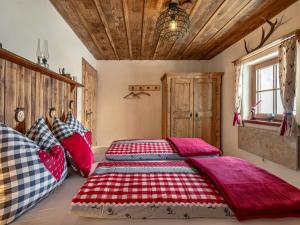 Voodi või voodid majutusasutuse Chalet Heregger Hütte by Interhome toas