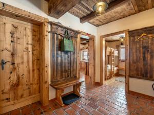 Vannituba majutusasutuses Chalet Heregger Hütte by Interhome
