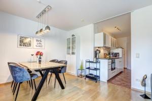 オストゼーバート・コゼロウにあるFerienwohnung Aurumのテーブルと椅子のあるキッチンとダイニングルーム