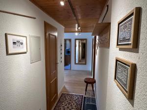 茨韦西门Apartment Hübeli - Streit by Interhome的走廊上的门和凳子在房间