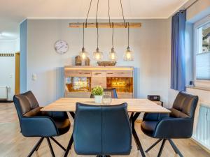 een eetkamer met een tafel en stoelen bij Ferienwohnung Maus in Ostseebad Koserow