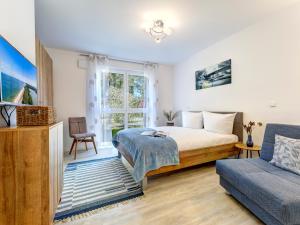 a bedroom with a bed and a couch at Bernsteinquartier BQ 0548 in Kolpinsee