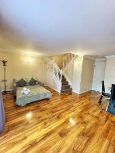 صورة لـ Modern 3 Bed House In Essex By DLuxoria Short Lets & Serviced Accommodation With Pet Friendly, Free WiFi & Free Parking في باسيلدون