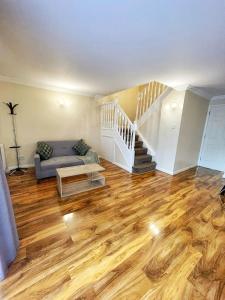 صورة لـ Modern 3 Bed House In Essex By DLuxoria Short Lets & Serviced Accommodation With Pet Friendly, Free WiFi & Free Parking في باسيلدون