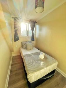 صورة لـ Modern 3 Bed House In Essex By DLuxoria Short Lets & Serviced Accommodation With Pet Friendly, Free WiFi & Free Parking في باسيلدون +13 صورة