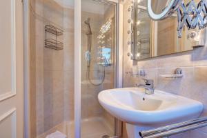 un baño con lavabo y ducha en Haus Ahlbeck, en Ahlbeck 28 fotos más