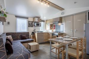 Kuchyň nebo kuchyňský kout v ubytování Mobil-home 2 chambres - C