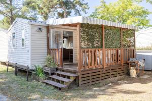 Budova, kde se kemp nachází