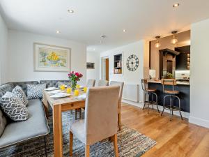 Bassenthwaite Lake4 Bed in Bassenthwaite 91210的客厅里有一张桌子和一张沙发