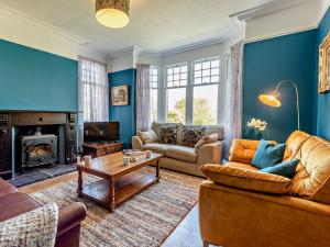 Bassenthwaite Lake4 Bed in Bassenthwaite 91210的客厅里有一张沙发和一张桌子。