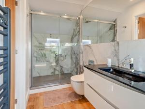 Bassenthwaite Lake4 Bed in Bassenthwaite 91210的带玻璃淋浴和卫生间的浴室 更多28张照片