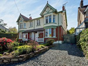 Bassenthwaite Lake4 Bed in Bassenthwaite 91210的一栋前面有花园的大房子