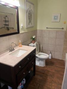 Ένα μπάνιο στο Southern private room in shared home near downtown