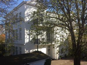 a white building with a balcony on the side of it at Villa Bismarckshöhe Wohnung Elfriede in Ahlbeck