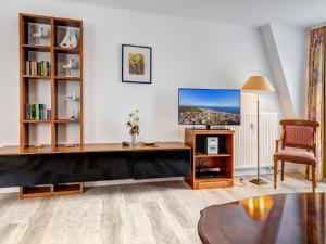 a living room with a desk and a tv at Seehof Wohnung 1.33 in Bansin