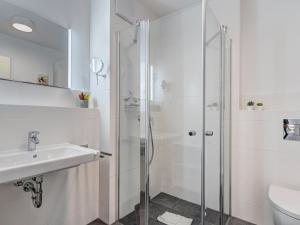 Koupelna v ubytování Bernsteinquartier BQ 9c Ostseenest + 11 fotografií