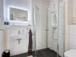 een badkamer met een douche en een wastafel bij Bernsteinquartier BQ6b - Haus Lachmöwe in Kolpinsee +13 foto's
