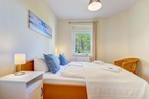 une chambre avec deux lits et une fenêtre dans l'établissement Haus Berlin Loddiner Höft, à Loddin