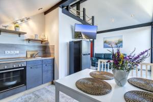 a kitchen with a table with stools at Ferienwohnung Carlotta in Trassenheide