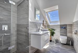a bathroom with a sink and a shower and a toilet at Ferienwohnung Carlotta in Trassenheide +15 photos