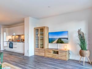 een keuken en een woonkamer met een tv aan de muur bij Bersteinquartier BQ 10c in Kolpinsee +12 foto's
