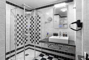 Koupelna v ubytování Authentic Apartment hotel + 37 fotografií