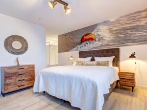 a bedroom with a large bed with a painting on the wall at Bernsteinquartier BQ0556 Meeresgold in Kolpinsee +14 photos