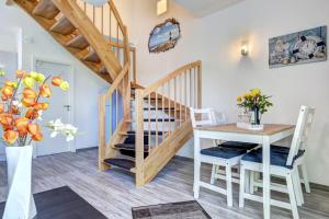ロディンにあるHaus Füürtoorn mit Fass-Saunaのキッチン、ダイニングルーム(階段、テーブル、椅子付)