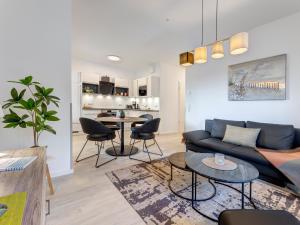 ein Wohnzimmer mit Sofa und Tisch in der Unterkunft Bernsteinquartier BQ 0558 - Eichenkrone in Ostseebad Kölpinsee