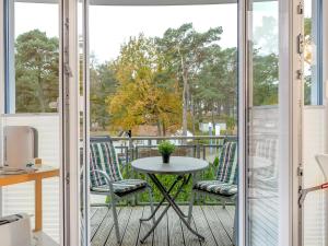 a patio with a table and chairs on a balcony at Ferienwohnung Eichhorst in Trassenheide