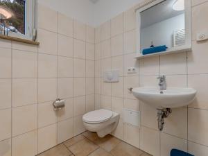 a bathroom with a toilet and a sink at Ferienwohnung Eichhorst in Trassenheide