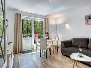 ein Wohnzimmer mit einer Couch und einem Tisch in der Unterkunft Hansehus Ferienwohnung Nr 3 in Zinnowitz