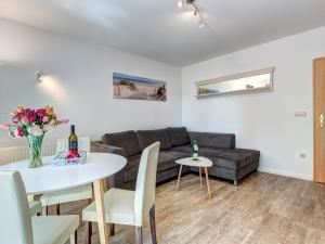 ein Wohnzimmer mit einer Couch und einem Tisch in der Unterkunft Hansehus Ferienwohnung Nr 3 in Zinnowitz