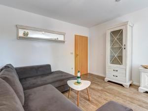 ein Wohnzimmer mit einer Couch und einem Tisch in der Unterkunft Hansehus Ferienwohnung Nr 3 in Zinnowitz