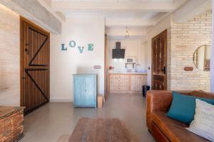 un salon avec un canapé et une table dans l'établissement BHost - Puro Tarifa, à Tarifa