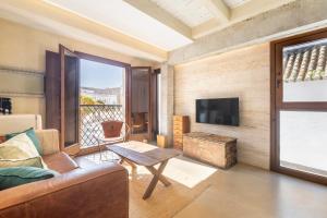 un salon avec un canapé et une télévision dans l'établissement BHost - Puro Tarifa, à Tarifa
