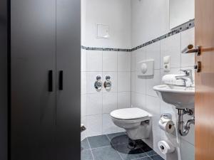 a bathroom with a toilet and a sink at Ostseeresidenz Gorki- Park - 05 mit Wellness und Schwimmbad in Bansin +16 photos