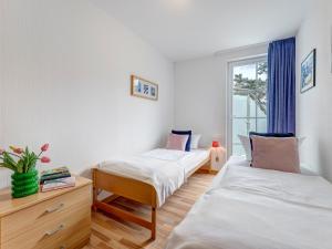 Dos camas en una habitación con ventana. en Ostseeresidenz Gorki- Park - 06 mit Wellness und Schwimmbad, en Bansin 13 fotos más
