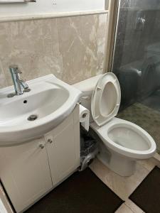 Bilik mandi di Two Separate Units +15 gambar