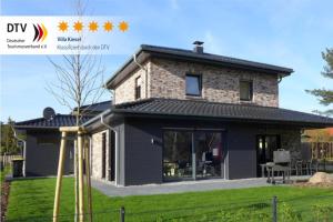 岑平Villa Kiesel的屋顶上的房子