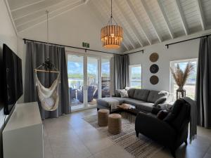 サン・ペドロにあるPeace of Mind and Private Pool at Mahogany Bayのソファとテーブルのあるリビングルーム