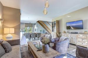 Khu vực ghế ngồi tại Ferienhaus Lodino Lodge mit Sauna und Kamin