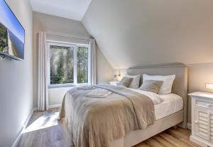 Giường trong phòng chung tại Ferienhaus Lodino Lodge mit Sauna und Kamin