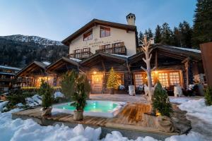 Nespecifikovaný výhled na hory nebo výhled na hory při pohledu z hotelu