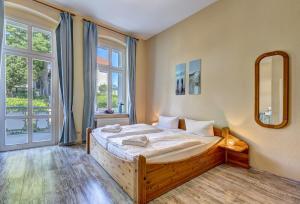 a bedroom with a bed and a large window at Ferienzimmer Küstensonne in Zinnowitz