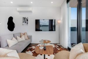 Χώρος καθιστικού στο Luxe Waterfront Home with Bay Views and Carpark
