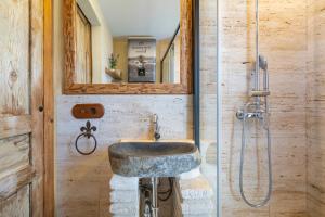 une salle de bain avec lavabo et douche dans l'établissement BHost - Puro Tarifa, à Tarifa 77 autres photos