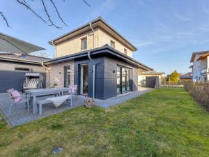 a backyard with a picnic table and a house at Villa Maarten mit Sauna in Zempin