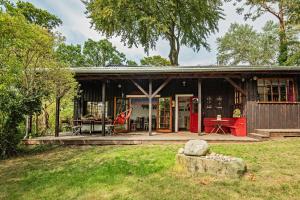 a small cabin with a table and chairs in a yard at Kleiner Wagen - Stubbenfelde in Stubbenfelde